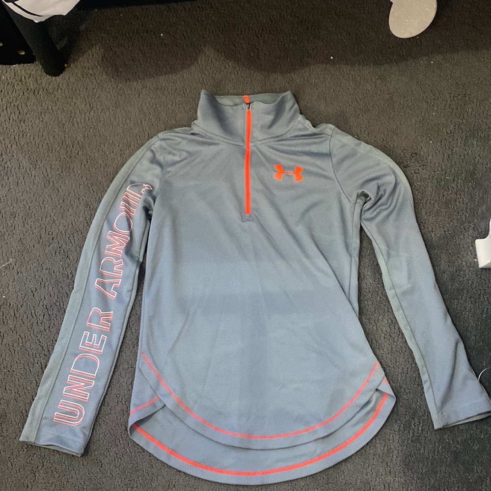 This is a under armor athletic long sleeve, size is a girls medium